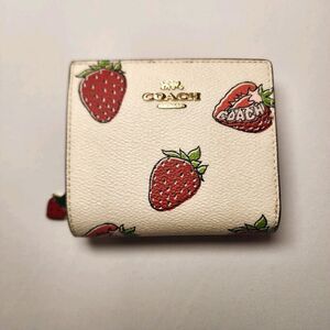 NWT Coach CAP18 Snap Wallet With Strawberry Print In Gold/Chalk Multi